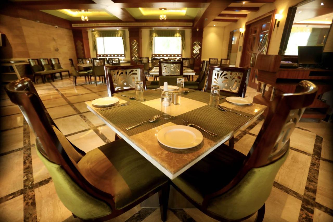 ורנאסי The Pinnacle Inn Sarnath מראה חיצוני תמונה