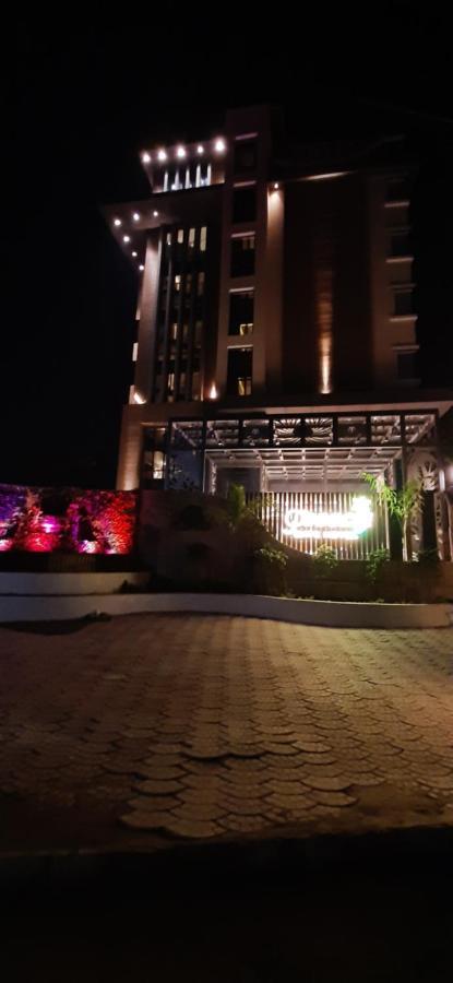 ורנאסי The Pinnacle Inn Sarnath מראה חיצוני תמונה